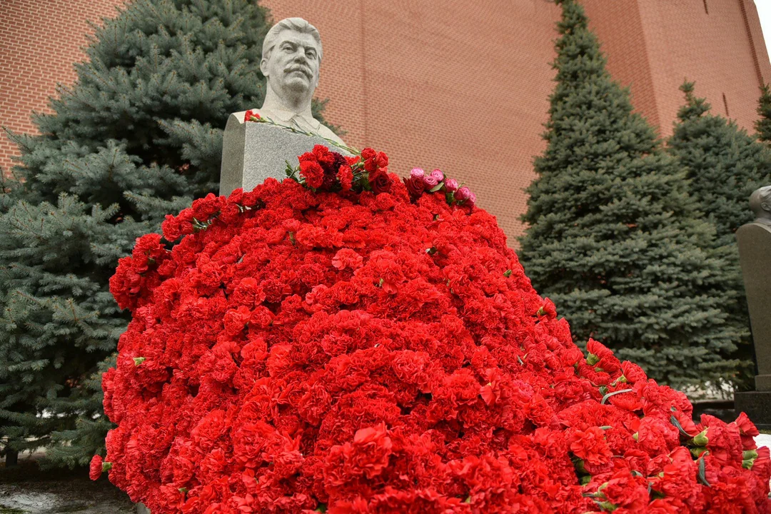 stalins-grave-and-red-flowers-v0-mhwsepnqd3ma1.webp